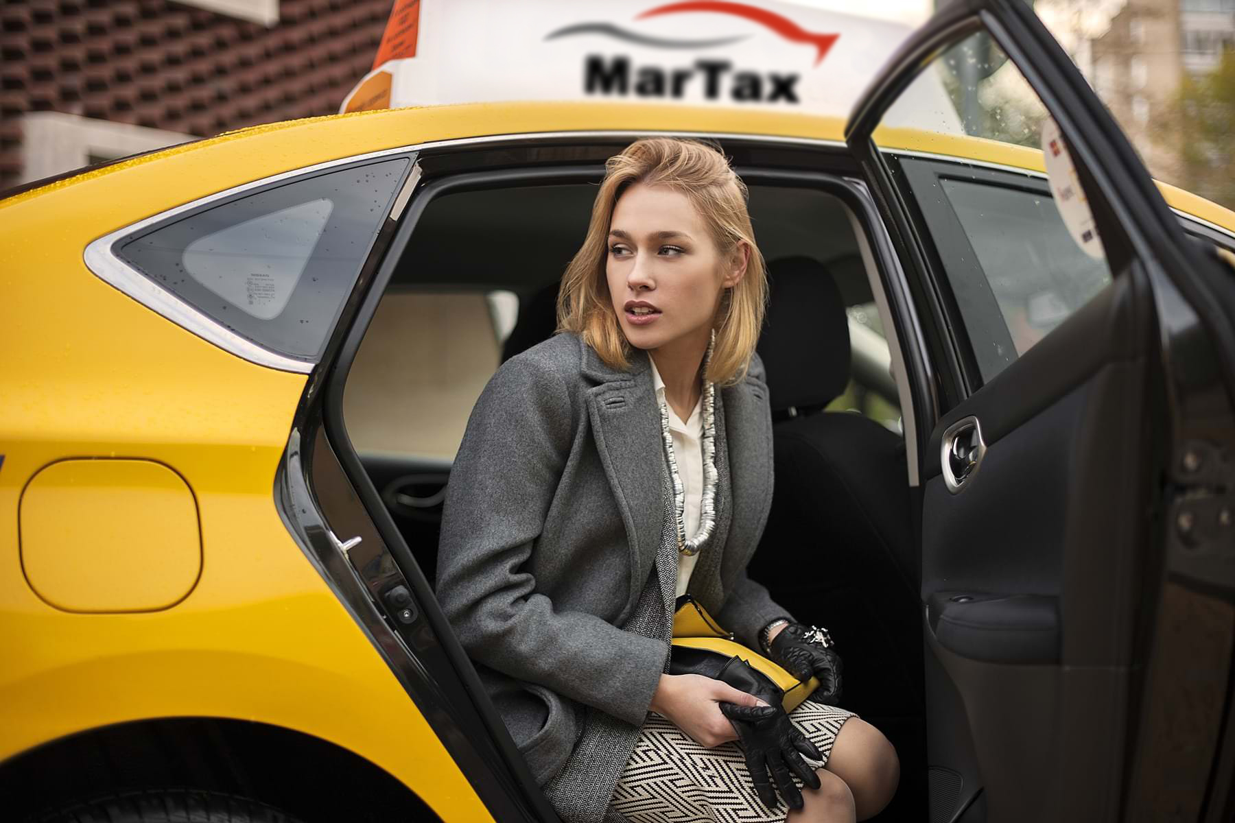 Mujeva такси. Красивая девушка в такси.